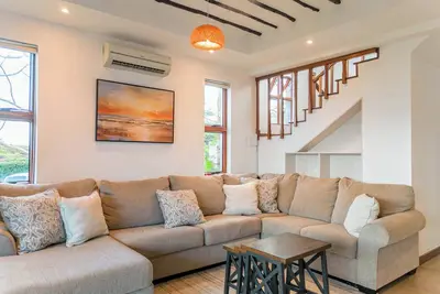 Image de Luxury 3-Bedroom Beach View Villa - 1 min walk to the beach!