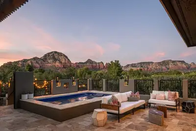 Image de Red Rock Luxe Villa: Pool, Spa, Views, Private Courtyard