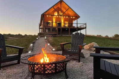 Image de Belay Station | Hot Tub · Arcade Loft · Rrg Escape – Modern hilltop cabin with arcade loft, fire pit, fast WiFi & easy access to Red River Gorge trails, restaurants and climbing