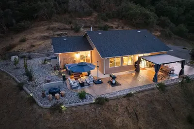 Image de Hilltop Paradise with stunning views/hot tub/firepit/dog friendly!