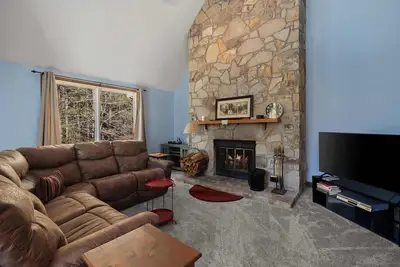 Image de Seasons on Mount Snow | Walk Out / Ski Home!