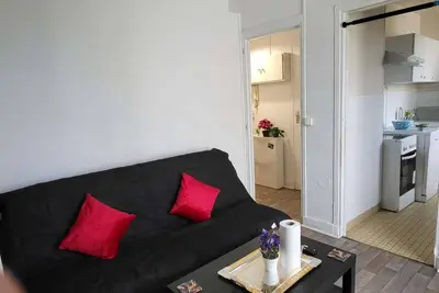 Image de Le Nid de Basch vous attend! Situé dans une zone résidentiel sur la commune de Thiais.