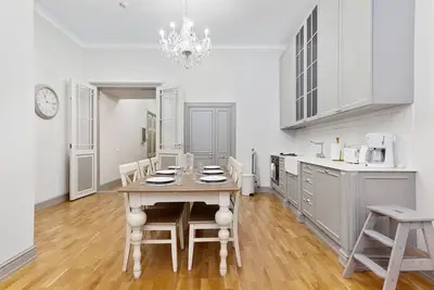Image de Tallinn’s Old Town Elegance: High Ceilings & Timeless Charm