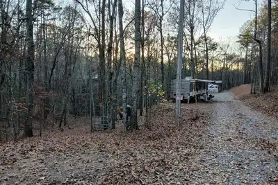 Image de Deluxe travel trailer, with luxury amenities. Easy to get to, close to town.