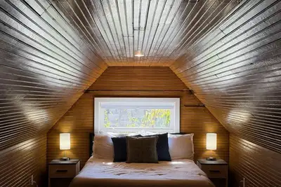 Image de Urban Oasis in Point Breeze 4br Industrial-Style Apartment