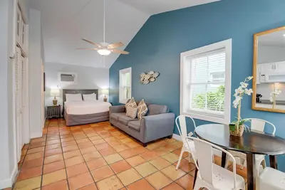 Image de Heron Suite | Vibrant Retreat, Hot Tubs, Steps from Duval Street!