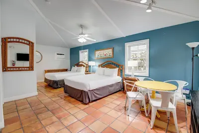 Image de Ibis Suite | Bright Hideaway, Hot Tubs, Steps from Duval!
