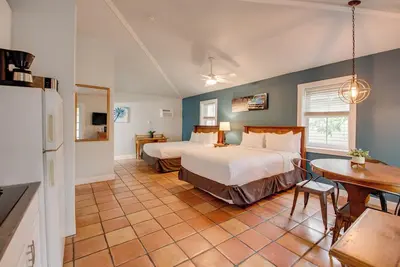 Image de Pelican Suite | Cozy Cottage, Hot Tubs, Close to Duval!