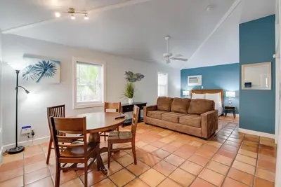 Image de Seagull Suite | Inviting Studio, Just Steps From Duval, Hot Tubs!