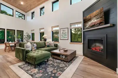 Image de Newly built modern cabin with great views. Minutes to Dollywood & Parkway.