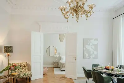 Image de luxury apartment at the Vienna Votiv Church with an idyllic garden view\n