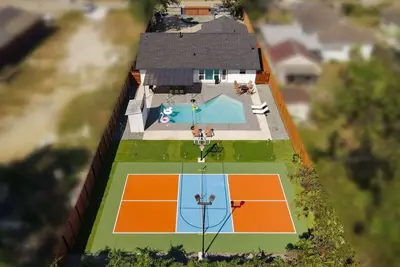 Image de Downtown, Pickleball, Pool, Karaoke, Golf, King bd