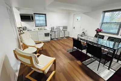 Image de Modern Private Basement Apartment.