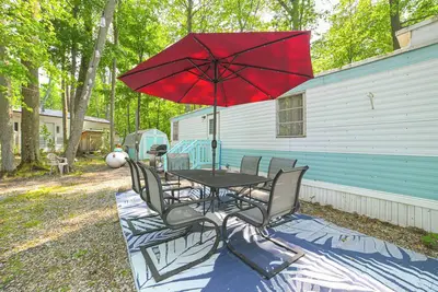 Image de 12 Mi to Skiing: Manistee Lake Cottage w/ Fire Pit