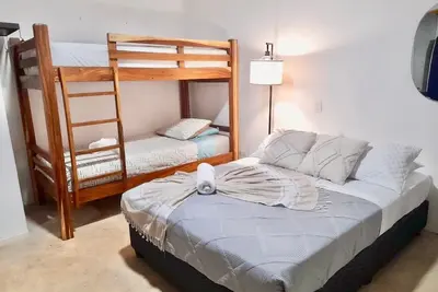 Image de Gated Parking, 7min to beach, A/C Wi-Fi