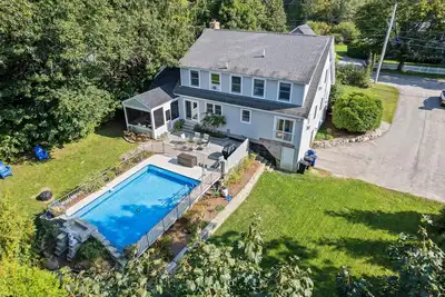 Walk to Long Sands Beach| Private Pool| Dogs Welcome | First Floor King Bedroom