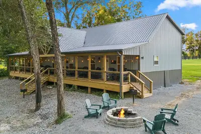 Image de Riverfront View~Boat Ramp~Foosball~Family Friendly Cabin~20 Min Lake Cumberland