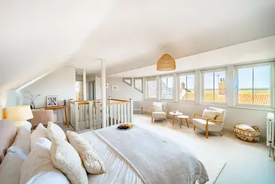 Image de White Horses (Sleeps 2) - Luxury Apartment, stunning marsh views, parking, Gdn