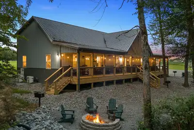 Image de Riverfront Cabin~Sleeps 18~Private River Boat Ramp~20 Min drive Lake Cumberland