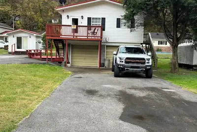 Image de Walking distance to gas station/riding passes, and the famous Sherry Bo’s diner