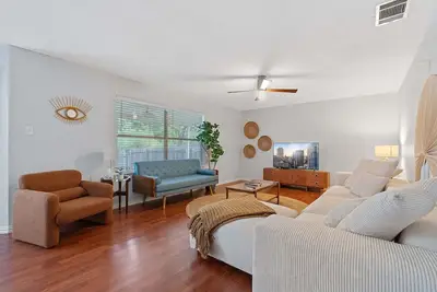 Image de Chic Mid-Century 4br • Near Domain & Downtown Atx