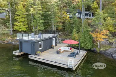 Image de Darling 3 bed 2 bath cottage on Lake Joseph with Bunkie! Nw Exposure! Boathouse