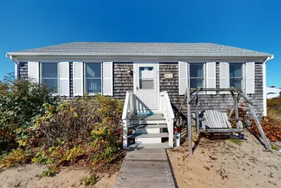 Image de Cozy cottage steps to the beach with patio, W/D, & partial Ac