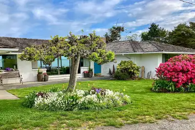 Image de Waterfront home with bay and mountain views, beach access, fireplace