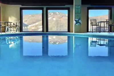 Image de Cozy condo on Moover route w\/ amazing views, fireplace, balcony, hot tubs, pool