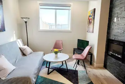 Image de Luxury Cozy Basement Suite separate entrance and heater. WiFi. Netflix.