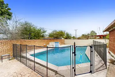 Image de Desert home with enclosed yard, private pool & washer\/dryer