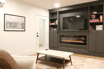 Image de Cozy 1-bedroom with electric fireplace, just minutes from downtown Salem!