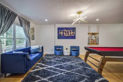 Image de Townhouse with Pool Table - Renovated w/ King Bed\n\n