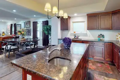 Image de Spacious Family Friendly Grosse Pointe Woods Beauty