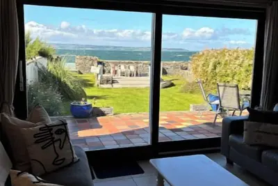 Image de Splash Cottage Beach house with sea touching back garden