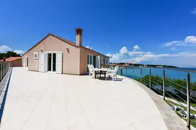 Image de Bel appartement de 2 chambres à Ugljan