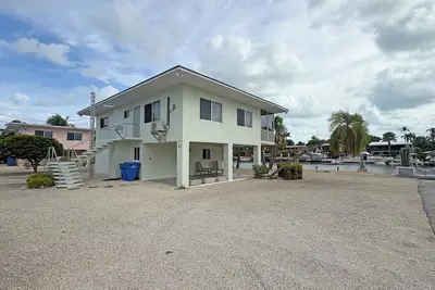 Image de Gone Coastal! 3 bedroom 2 Bath house in Treasure Harbor! Minutes to the Sandbar!