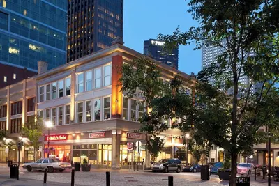 Image de Luxe 2br Loft Retreat: Private Terrace & Free Gym