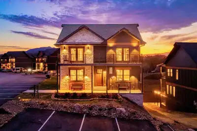 Image de Smith Creek Resort | Luxury 5br Cabin | Lazy River, Indoor Pool, Hot Tub | 1 mile to Pigeon Forge