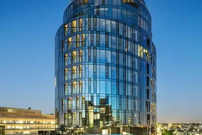 Image de Parkside perfection next to Cbd * Free Parking