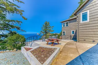Image de Quaint ocean-view escape with modern interior, smart Tv, & gorgeous deck