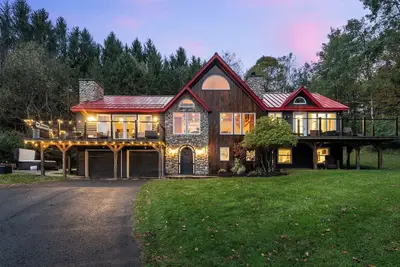 Image de Luxury Log Chalet w/ Hot Tub, Games Room & Hill Views!