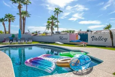 Image de MidCentury Luxe+HeatedPool+OutdoorTV&Games+Mural
