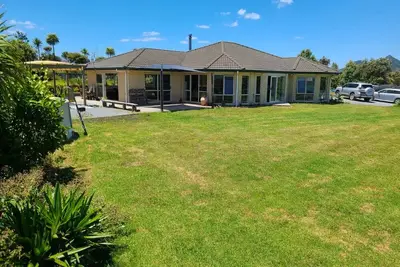 Image de Large open plan home with outstanding views and sun - Close to shops and beach