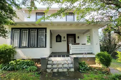 Charming 3-bedroom house in terrific Portsmouth hilltop neighbourhood.