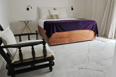 Image de Suíte espaçosa, charmosa e segura! A 3 kilometers da praia e da rua Mucugê!