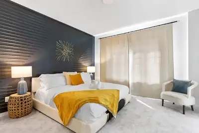 Image de Cozy| Luxury|Ac| Near West Edmonton Mall |King Bed