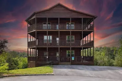 Image de Stunning views! 6-bedroom cabin w/arcade, pool table, hot tub, foosball & more!