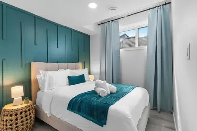 Image de Classy | Stylish | 13 min to West Edmonton Mall