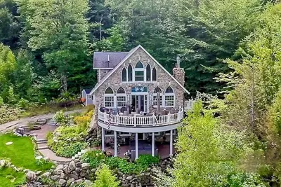 Image de Stonewood Chalet with Breathtaking Views, Victorian decor & Hot Tub.